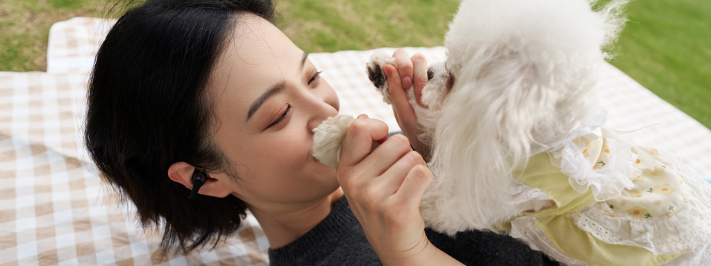 Kuscheliger Komfort im Klang: Entdecken Sie Open-Ear Kopfhörer, die Wärme und Verbindung neu definieren