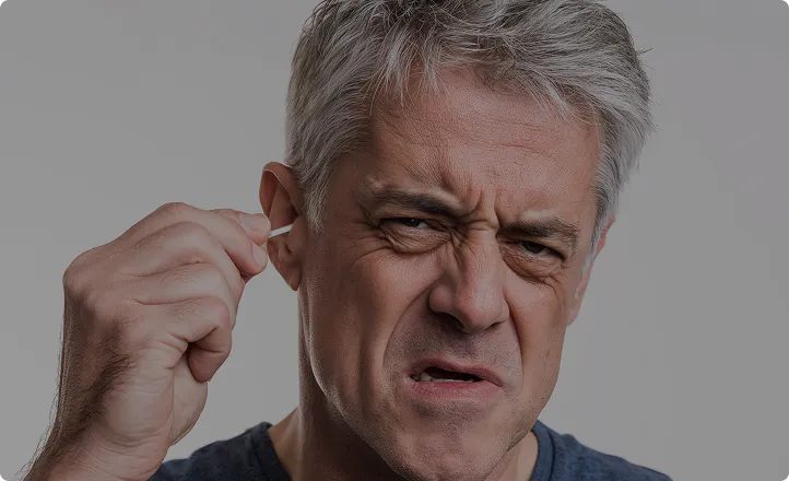 Regelmäßiges Tragen von In-Ear-Kopfhörern kann Ohrenschmalz im Gehörgang fördern.