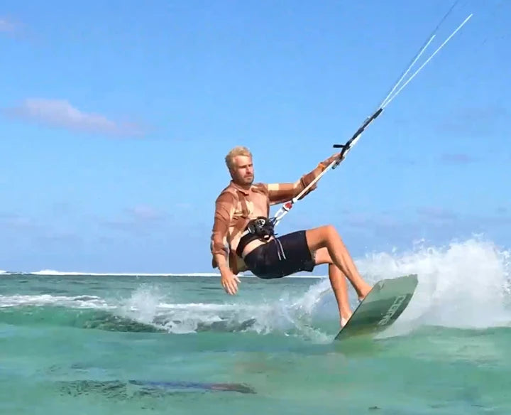 Shokz OpenSwim Pro Kopfhörer beim Surfen für Musik im Wasser