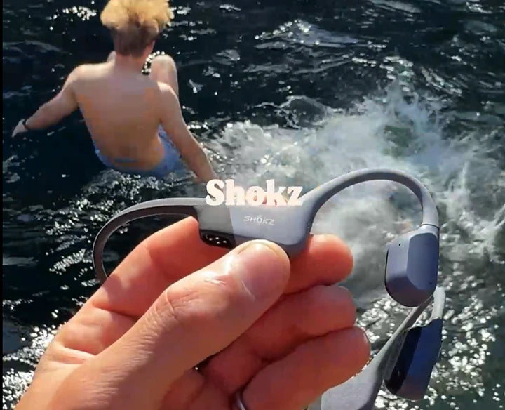 Shokz OpenSwim Pro Kopfhörer beim Schwimmen im offenen Wasser